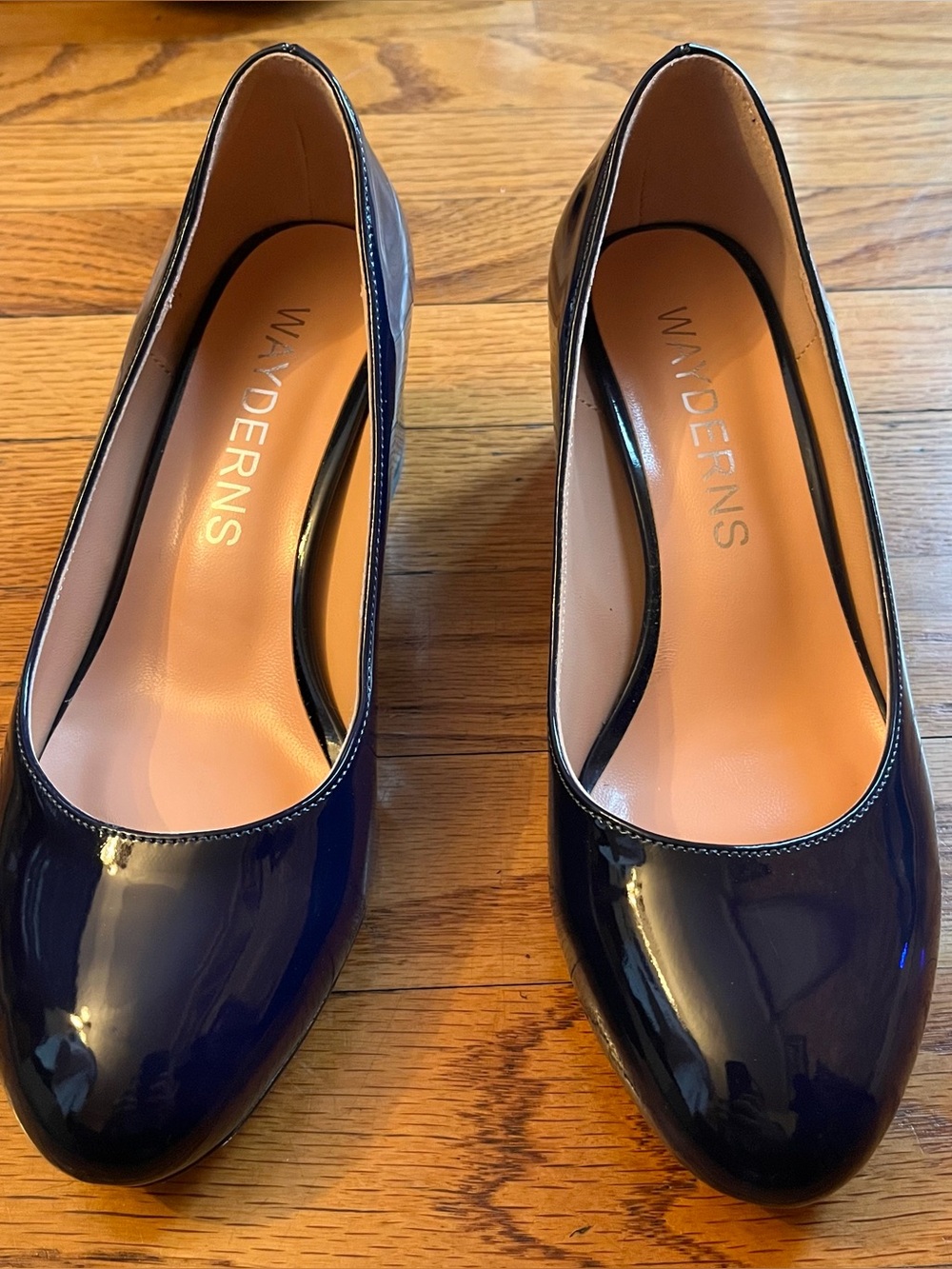 Classic Navy Blue Patent Block Heel Pumps - Women’s 6 - Wayderns.